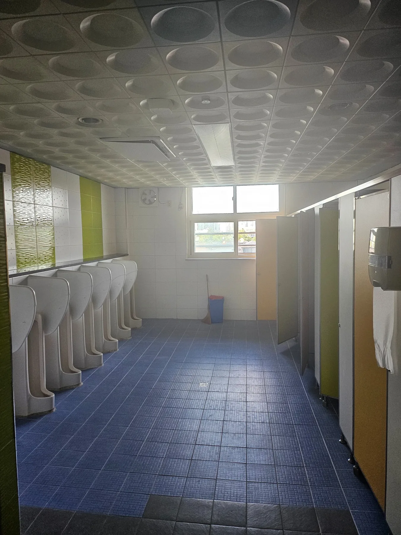 학교 화장실 내부